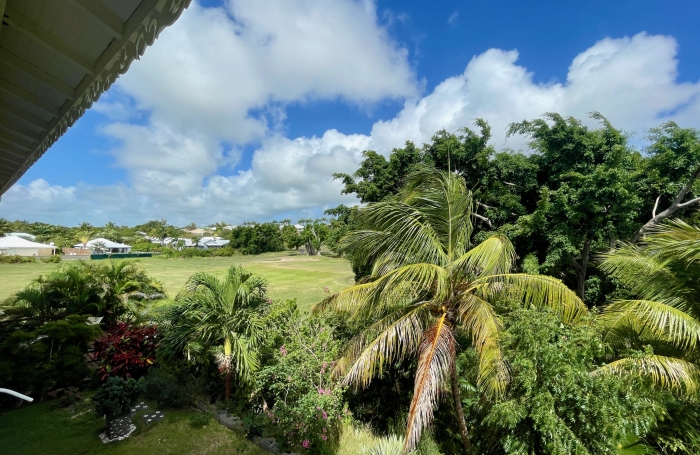 Spacieux appartement avec vue et accès Golf. Jardin de 60m2. 2 parkings privatifs.