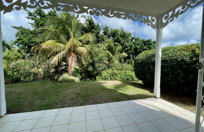 Spacieux appartement avec vue et accès Golf. Jardin de 60m2. 2 parkings privatifs.