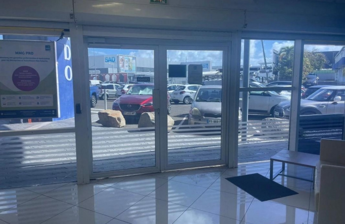 Location Local commercial 65m&sup2; Baie Mahault