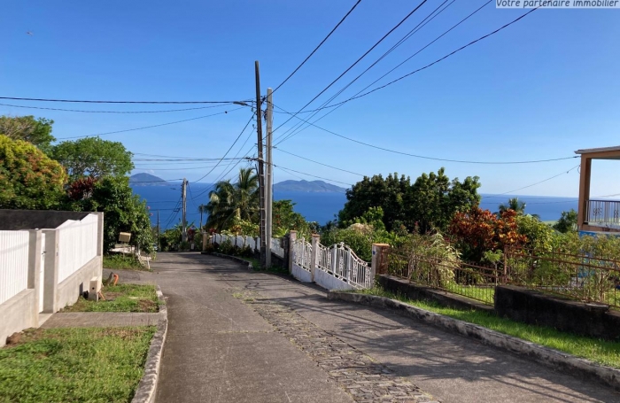 TROIS-RIVIERES- VILLA T4 DE PLAIN PIED AVEC TERRASSES, JARDIN CLOS ET PETITE VUE MER