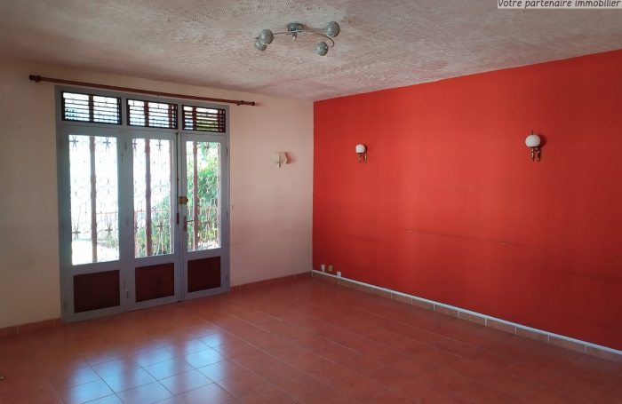 BASSE-TERRE - Maison T5 + 2 appartements T3 en sous sol