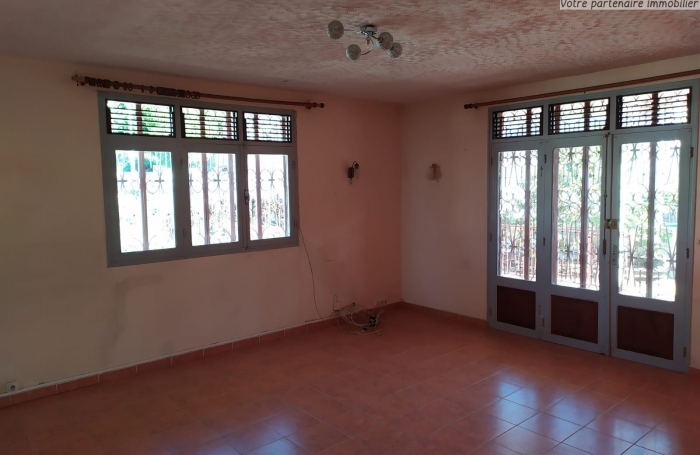 BASSE-TERRE - Maison T5 + 2 appartements T3 en sous sol