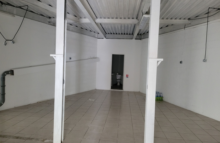 Local commercial avec dépôt à Grand-Camp  210 m2