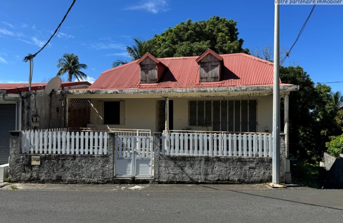 À vendre : Appartement T3 à Saint-Claude, proche du bourg - idéal pour résidence principale ou investissement.