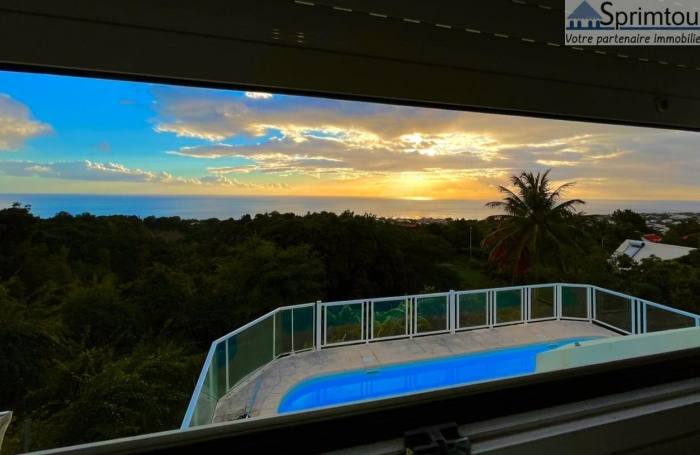 SAINT CLAUDE- Maison individuelle (246 m2) de type T9 Non Meublée - Vue Mer - Clôturée- Piscine sécurisée