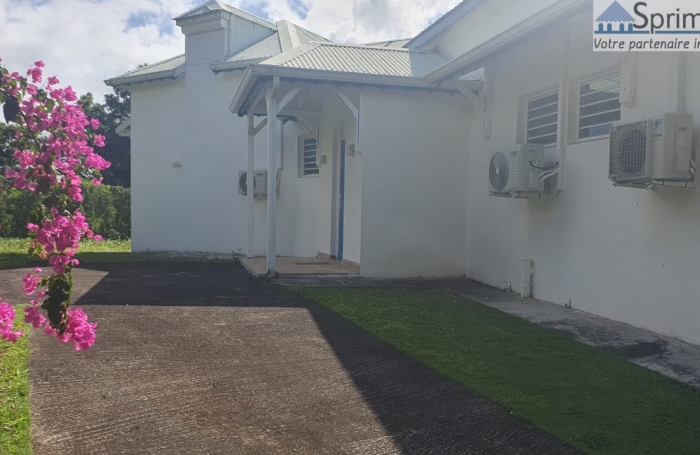 SAINT CLAUDE- Maison individuelle (246 m2) de type T9 Non Meublée - Vue Mer - Clôturée- Piscine sécurisée