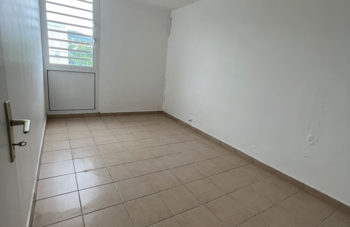 Vente Appartement 69m&sup2; 6 pi&#232;ces Basse-Terre