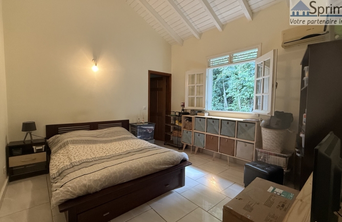 DESHAIES - MAISON avec bungalows - Piscine - Vue sur la mer et île de Montserrat