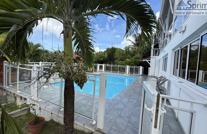 DESHAIES - MAISON avec bungalows - Piscine - Vue sur la mer et île de Montserrat