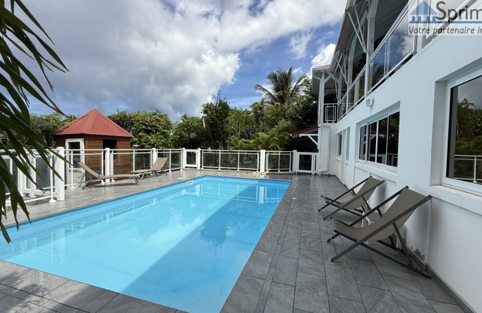 DESHAIES - MAISON avec bungalows - Piscine - Vue sur la mer et île de Montserrat