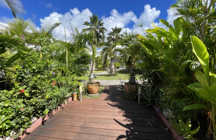  T3 sur jardin. 2 chambres. 2 salle d'eau. Accès marina, commerces et plages à pieds.