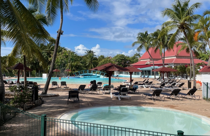 Au coeur d'une belle résidence avec plage et piscines. Appartement rénové.