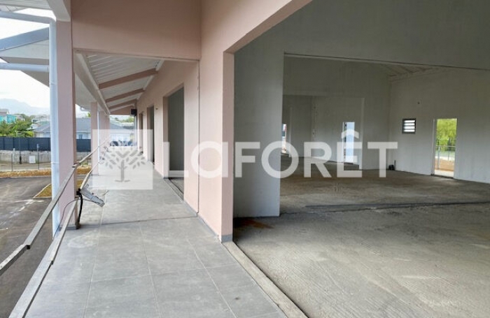 Location Local commercial 68.4m² Lamentin