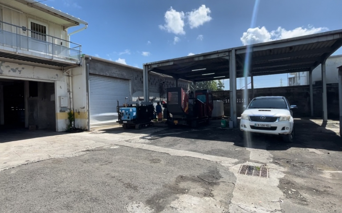 DEPOT + BUREAU + TERRAIN CLOTURE