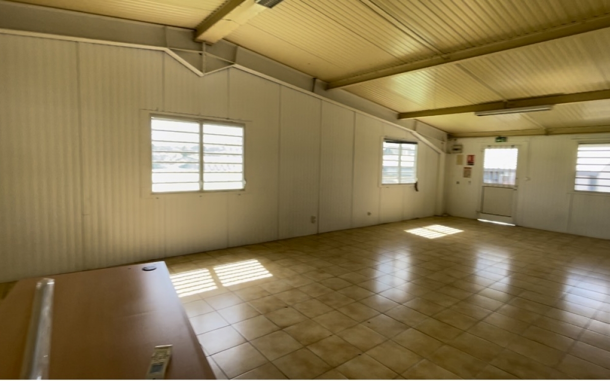 DEPOT + BUREAU + TERRAIN CLOTURE