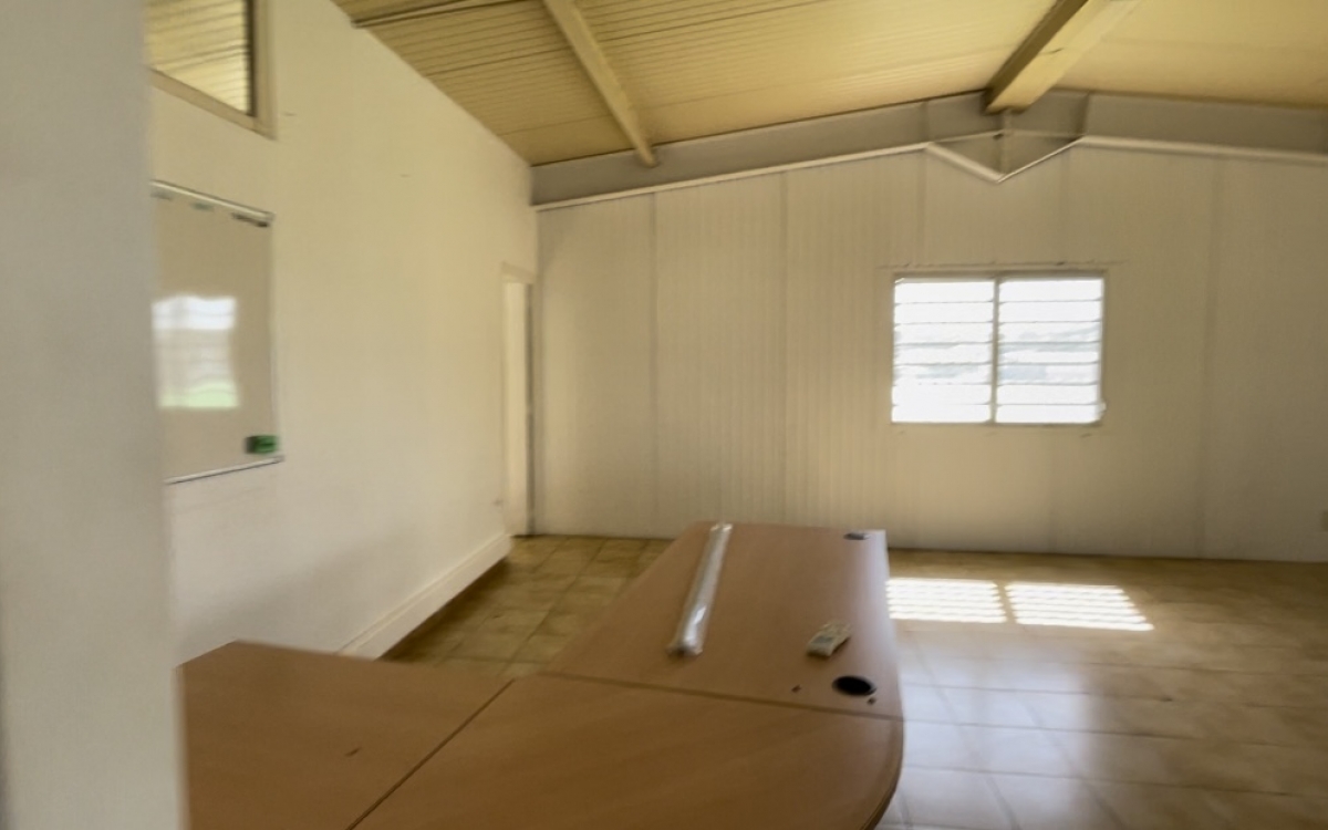 DEPOT + BUREAU + TERRAIN CLOTURE