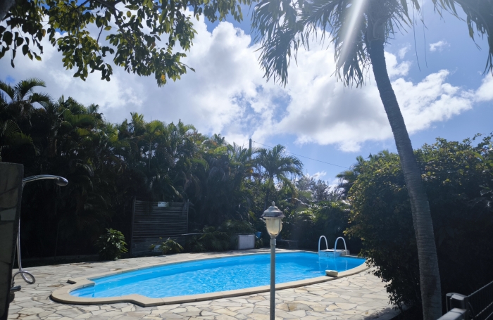 Jolie maison mitoyenne dans résidence sécurisée avec piscine