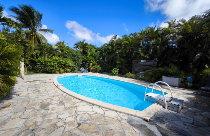 Jolie maison mitoyenne dans résidence sécurisée avec piscine