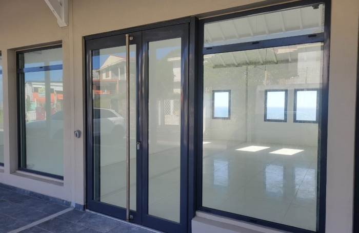 À louer : Local commercial neuf avec vitrine, vue mer et accès PMR, disponible fin décembre 2023