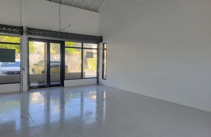 À louer : Local commercial neuf avec vitrine, vue mer et accès PMR, disponible début 2025