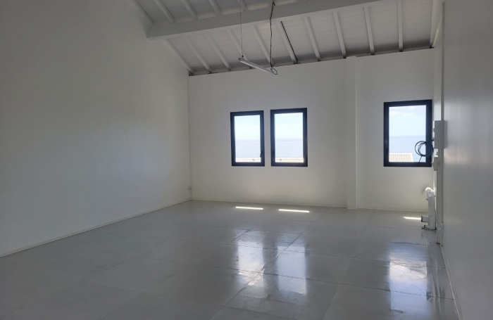 À louer : Local commercial neuf avec vitrine, vue mer et accès PMR, disponible début 2025