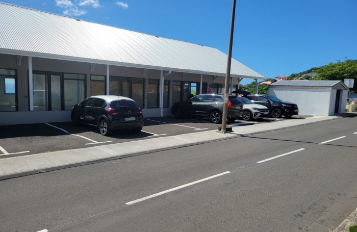 À louer : Local commercial neuf avec vitrine, vue mer et accès PMR, disponible début 2025