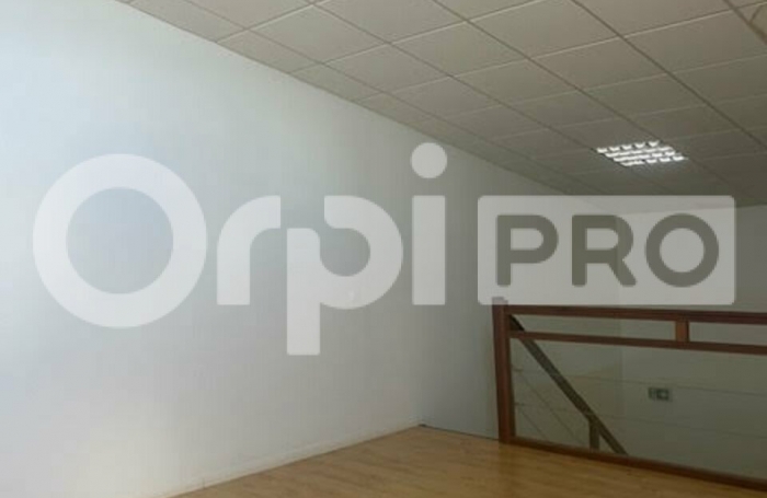 Avec ORPI BOUTAREL louez vos  bureaux de 47m2 aménagés d une  Mezzanine