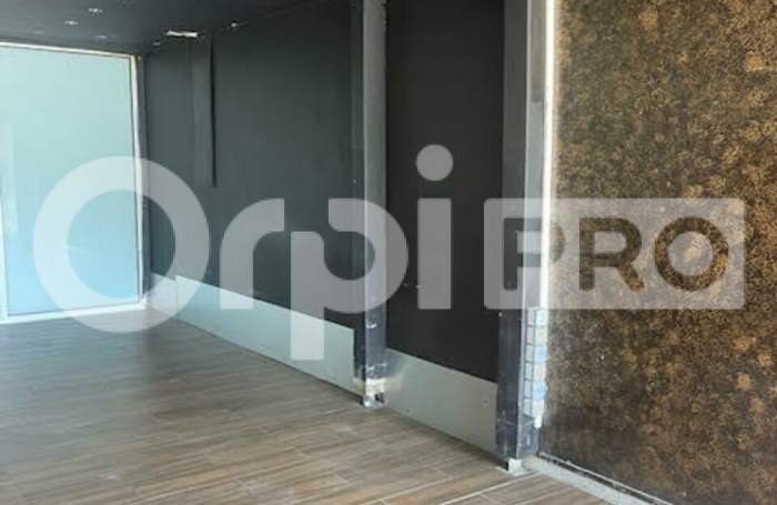 Louez votre local en RDC d environ 57m2 avec possibilité d une belle terrasse dans une zone très fréquentée