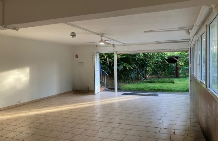 SAINT-CLAUDE -À louer   Local professionnel lumineux de 60 m2 en rez-de-jardin