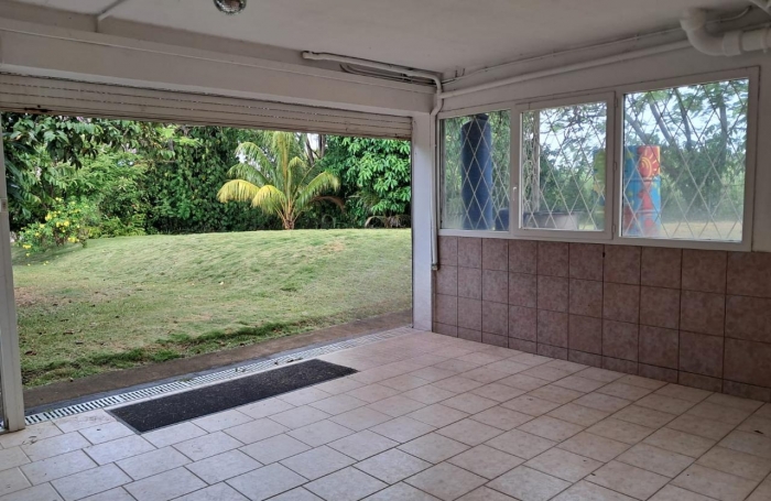 SAINT-CLAUDE -À louer   Local professionnel lumineux de 60 m2 en rez-de-jardin