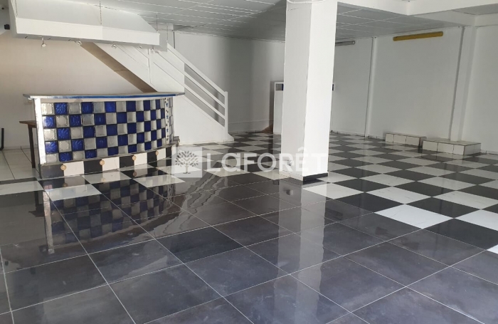 Location Local commercial 247m² Baillif
