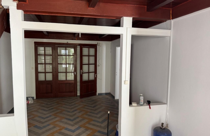 BASSE TERRE - maison de ville avec cour - idéal investisseur