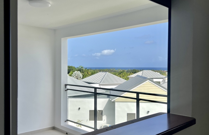 Appartement T2 neuf non meublé avec belle vue mer dans une petite résidence de standing avec piscine.