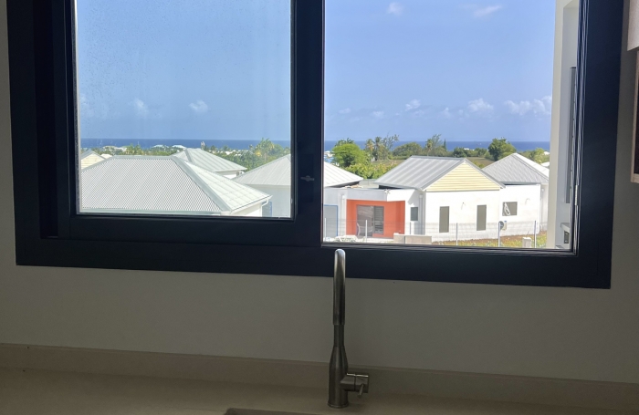 Appartement T2 neuf non meublé avec belle vue mer dans une petite résidence de standing avec piscine.