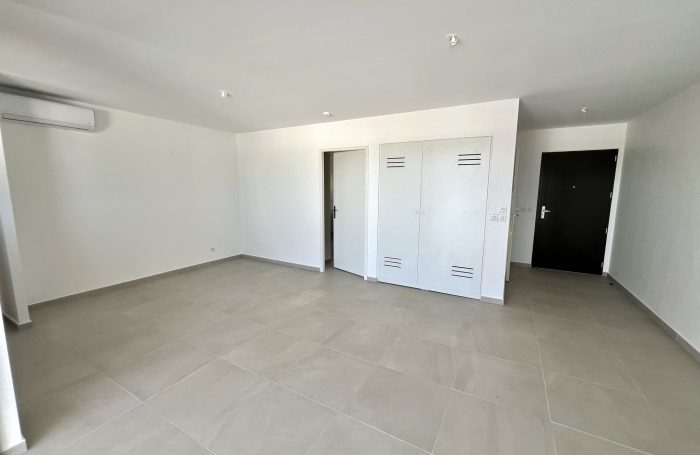 Appartement T2 neuf non meublé avec belle vue mer dans une petite résidence de standing avec piscine.