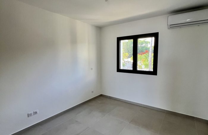 Appartement T2 neuf non meublé avec belle vue mer dans une petite résidence de standing avec piscine.