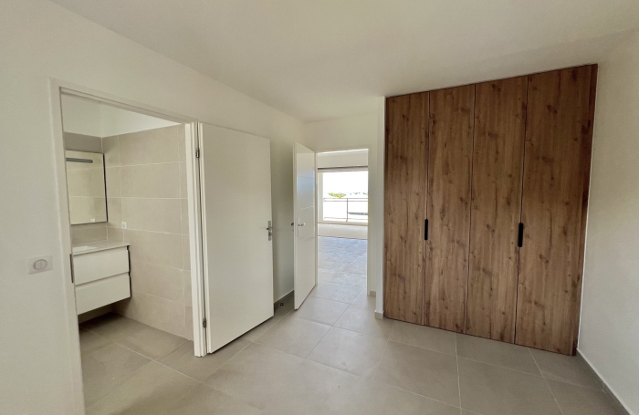 Appartement T2 neuf non meublé avec belle vue mer dans une petite résidence de standing avec piscine.