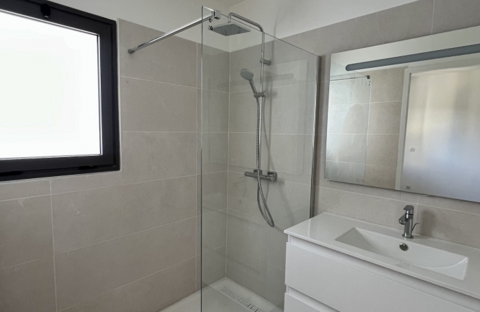 Appartement T2 neuf non meublé avec belle vue mer dans une petite résidence de standing avec piscine.