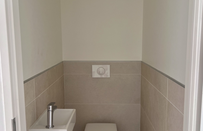 Appartement T2 neuf non meublé avec belle vue mer dans une petite résidence de standing avec piscine.