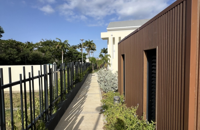 Appartement T2 neuf non meublé avec belle vue mer dans une petite résidence de standing avec piscine.