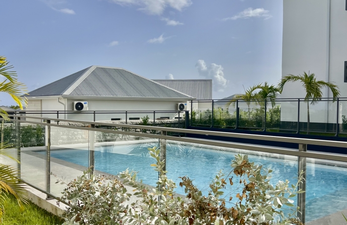 Appartement T2 neuf non meublé avec belle vue mer dans une petite résidence de standing avec piscine.