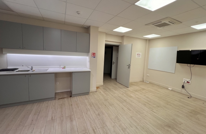 TRES BEAU LOCAL A LOUER DE 224M2 IDEALEMENT SITUE