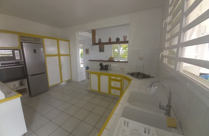 SPACIEUX HAUT DE VILLA MEUBLE F6  DANS PROPRIÉTÉ PRIVEE