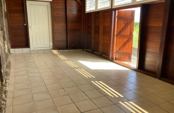 BAILLIF à louer   Maison duplex non meublée  2 chambres, environnement paisible