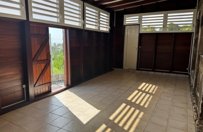 BAILLIF à louer   Maison duplex non meublée  2 chambres, environnement paisible