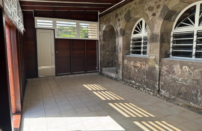 BAILLIF à louer   Maison duplex non meublée  2 chambres, environnement paisible