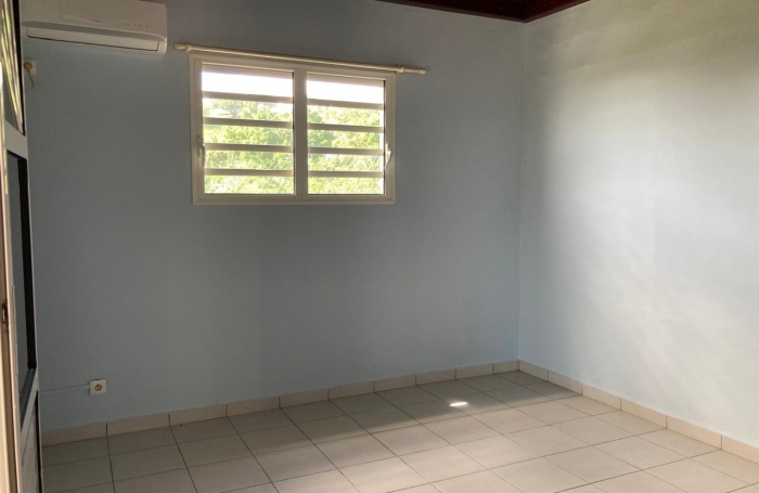 BAILLIF à louer   Maison duplex non meublée  2 chambres, environnement paisible