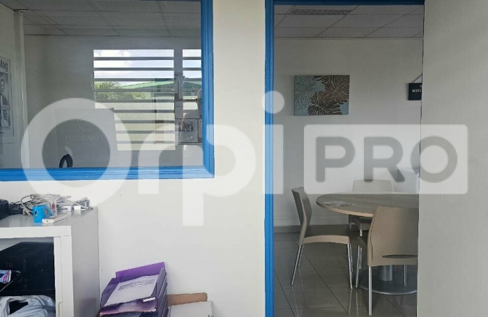 Local rdc d'environ 71 m&sup2;  &agrave; Jarry