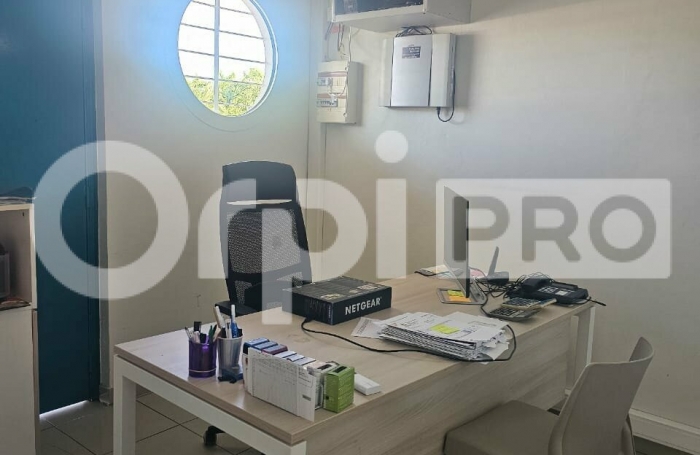 Local rdc d'environ 71 m&sup2;  &agrave; Jarry