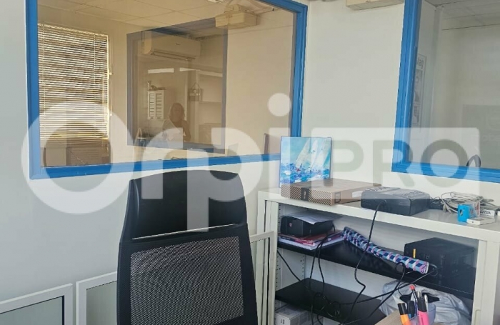 Local rdc d'environ 71 m&sup2;  &agrave; Jarry